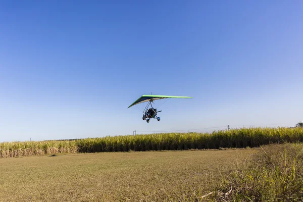 Atterrissage de l'avion léger volant — Photo