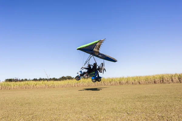 Atterraggio aereo microleggero volante — Foto Stock