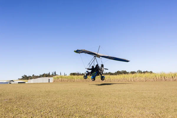 Atterraggio aereo microleggero volante — Foto Stock
