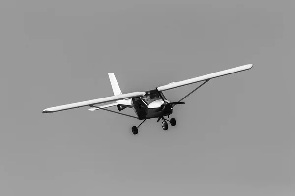 Avión de vuelo Negro Blanco — Foto de Stock