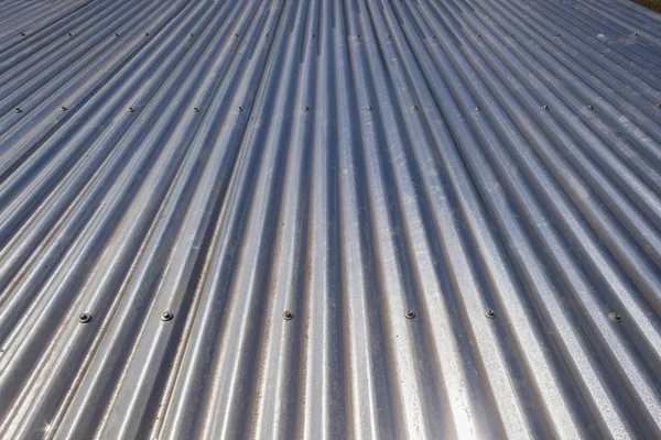 Гофрированная конструкция металлической крыши — стоковое фото