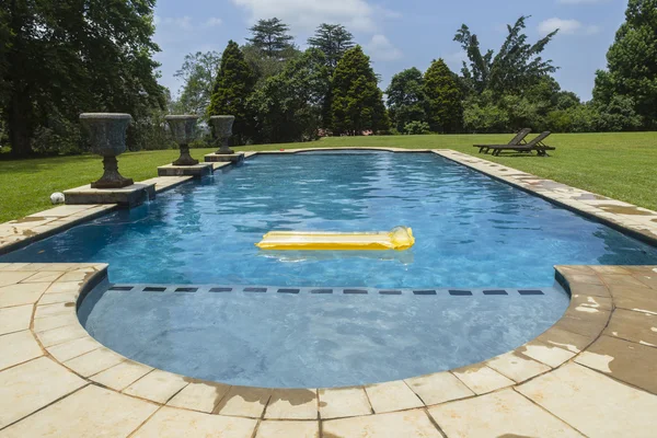 Piscina Amarillo Li Lo Paisaje —  Fotos de Stock