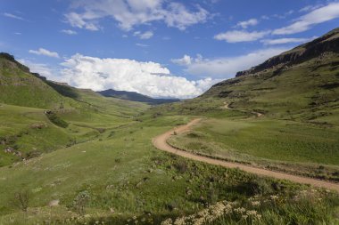 Dağ yüksek toprak yol geçiş
