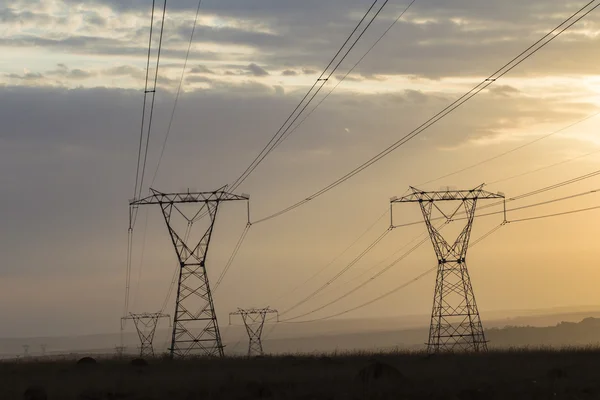 Elektrik kabloları kuleleri — Stok fotoğraf