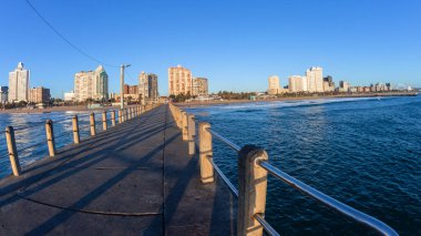Kuzey Sahili Rıhtımı 'ndan Durban sahili perspektifi Sabah mavi gökyüzü manzaralı tatil manzarası.