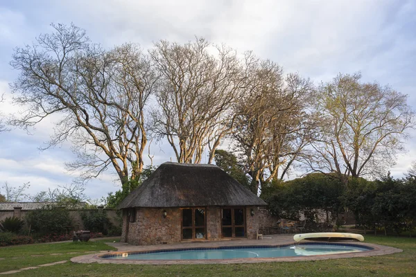 Swimmingpool reetgedecktes Ferienhaus — Stockfoto