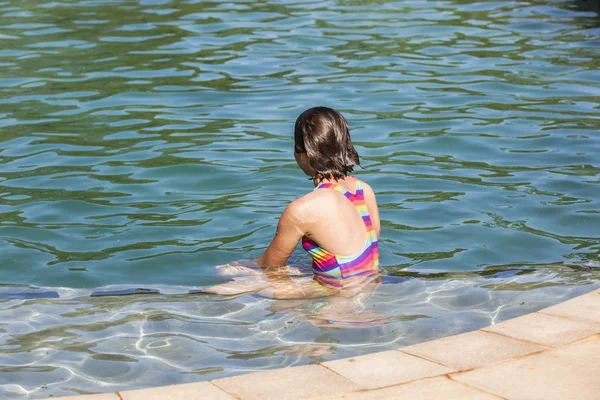 Ragazza giovanissima piscina — Foto Stock