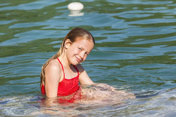 Menina Sitting Pool — Fotografia de Stock