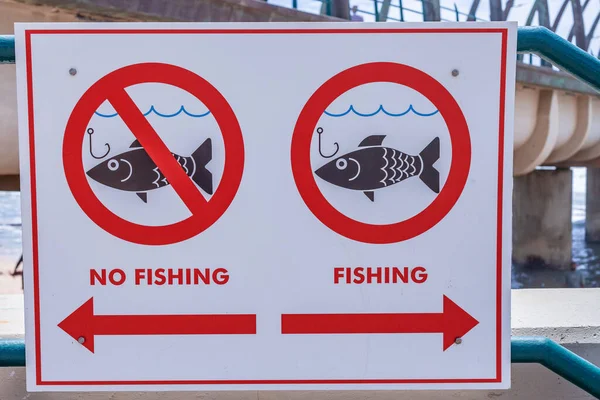 Kamu plajı gezinti tabelasında balıkçılık ve balıkçılık izni tabelası yok. Yakın çekim fotoğrafı..