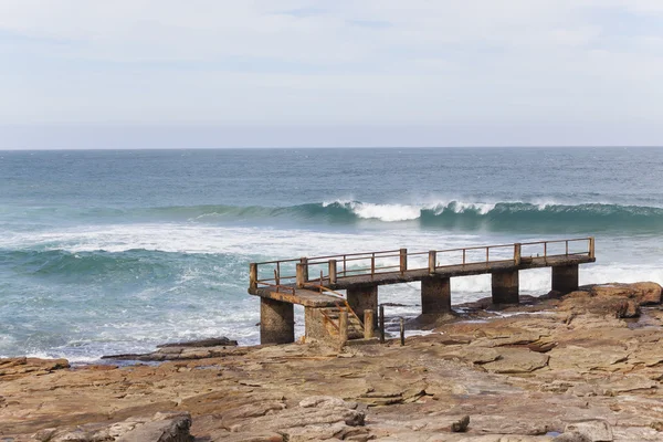 Memancing Gelombang Pantai Rocky Jetty — Stok Foto