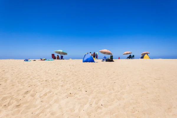 Wakacje na plaży parasole — Zdjęcie stockowe