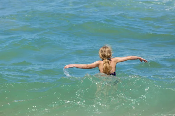 Girl Swim Ocean Beach — Stock Photo, Image
