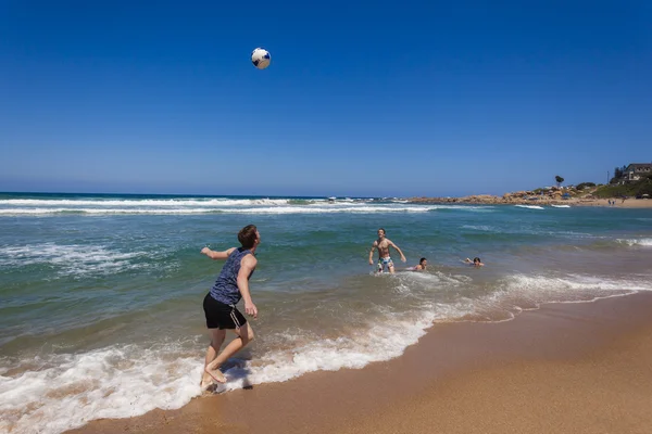 Adolescentes futebol praia oceano — Fotografia de Stock