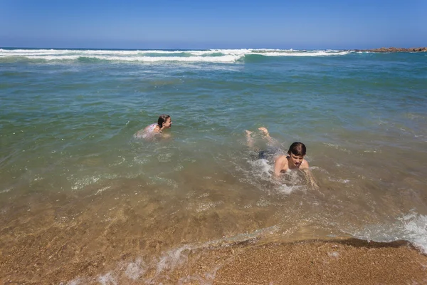 Boy Girl Swim Ocean Shore Break — Stock Photo, Image