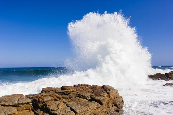 Wave exploderende rotsen — Stockfoto