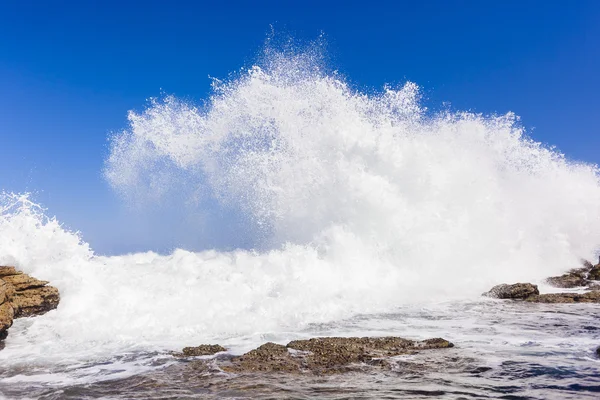 Wave exploderande vatten — Stockfoto