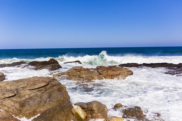 Oceano litoral rochoso — Fotografia de Stock