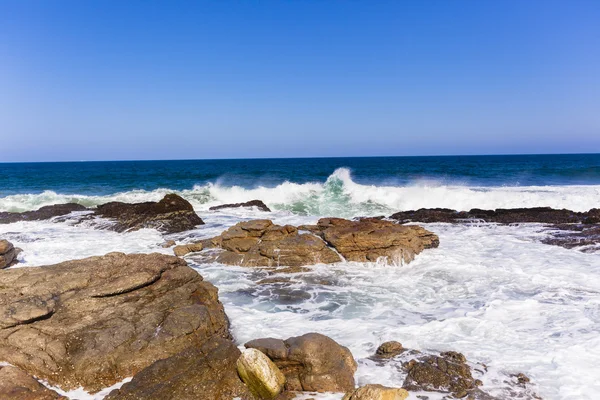 Skalnaté pobřeží oceánu — Stock fotografie