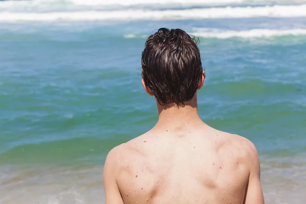 Garçon adolescent plage — Photo