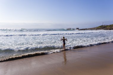 Kız sabah Beach yüzmek