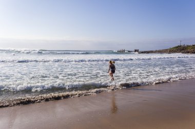 Kız sabah Beach yüzmek