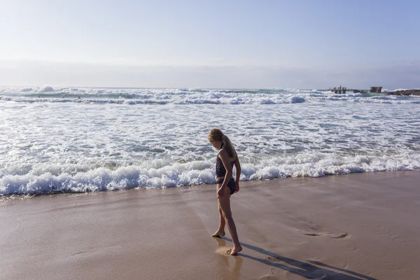 Mädchen morgens am Strand schwimmen — Stockfoto