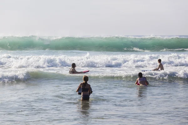 Teenagers Swim Boards Ocean — Stock Photo, Image