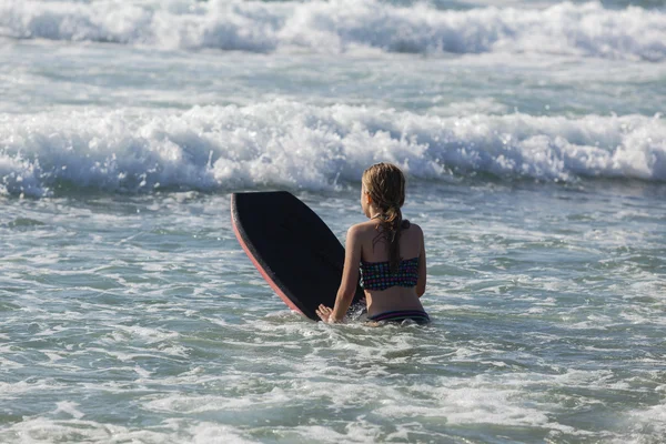 Ragazza bordo oceano acqua — Foto Stock