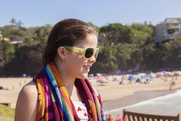 Mädchen Sonnenbrille Handtuch Strand — Stockfoto