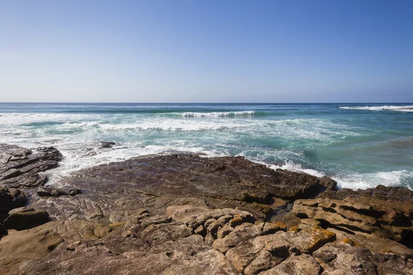 Skaliste wybrzeże Blue Ocean — Zdjęcie stockowe