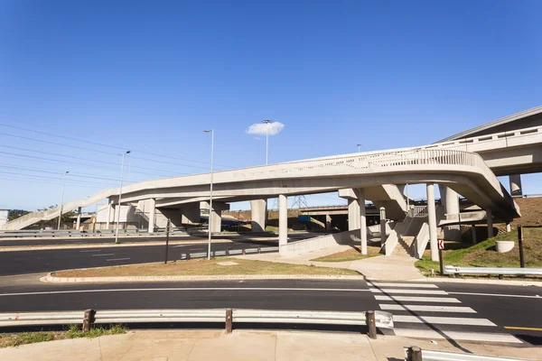 Nuevo cruce de carretera — Foto de Stock