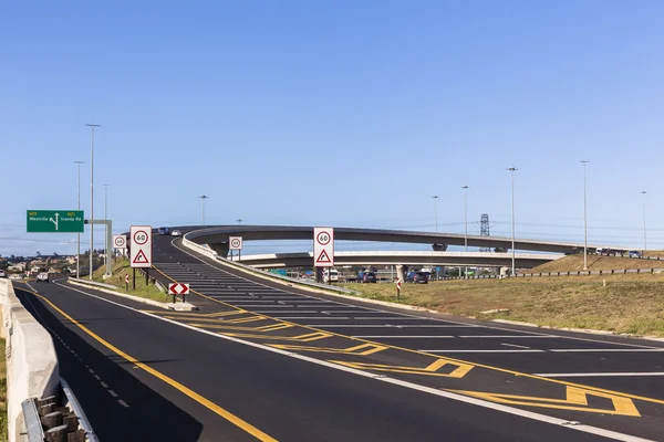 Nuevo cruce de carretera — Foto de Stock