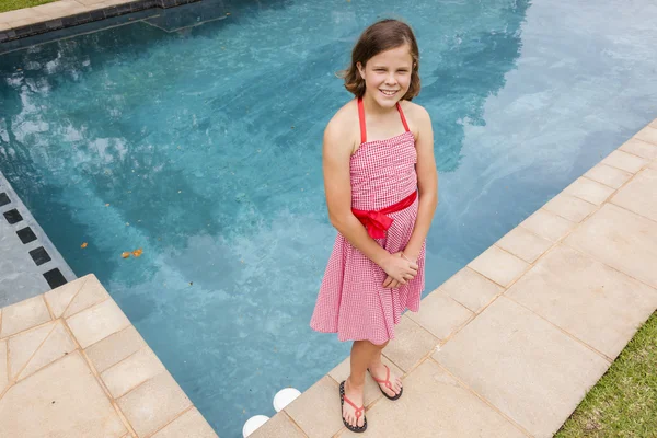 Ragazza felice vestito rosso piscina — Foto Stock