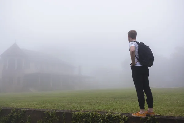 Casa de névoa adolescente andando — Fotografia de Stock
