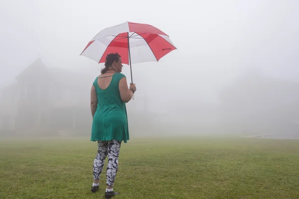 Kadın şemsiye sis ev — Stok fotoğraf