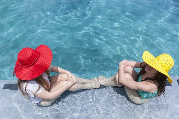 Chicas Sombreros Piscina Verano —  Fotos de Stock