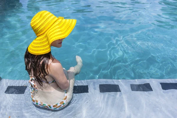 Girl Hat Swim Pool — Stock Photo, Image