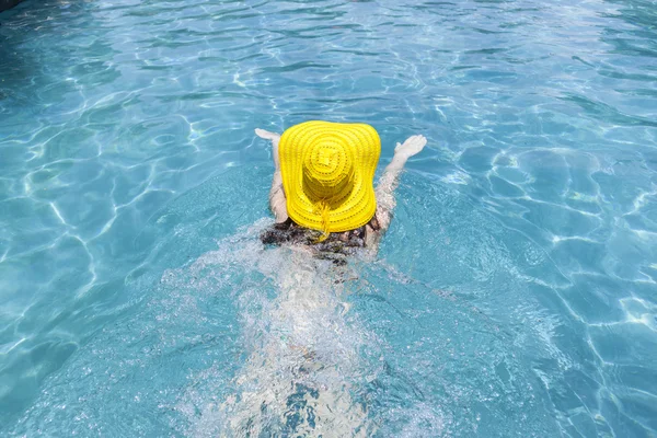 Ragazza nuotare cappello giallo — Foto Stock