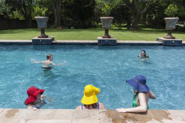 Kız çocuk şapka havuzu yaz