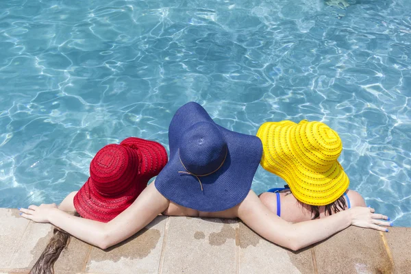 Chicas Sombreros Piscina —  Fotos de Stock