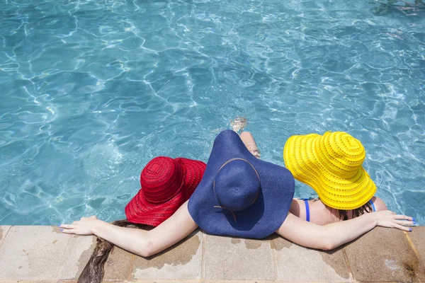 Chicas Sombreros Piscina —  Fotos de Stock