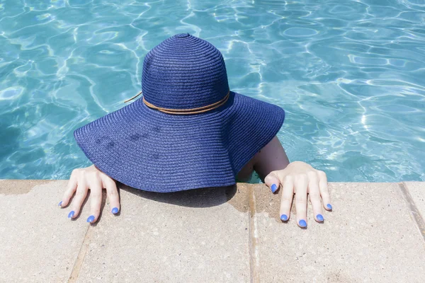 Chica azul sombreros manos piscina —  Fotos de Stock