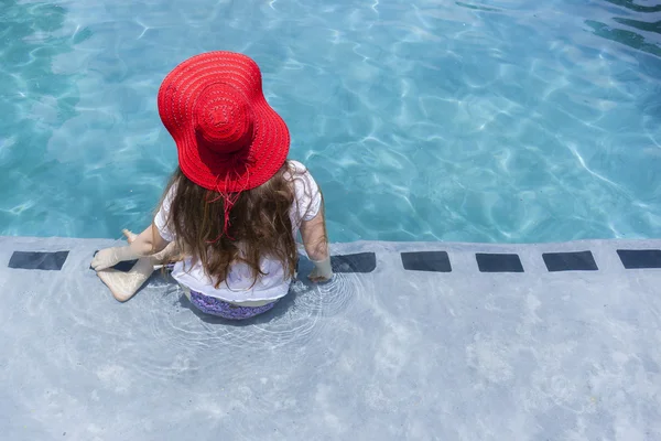 Girl Red Hat Swim Pool — Stock Photo, Image