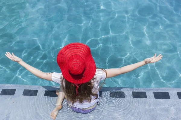 Κορίτσι κόκκινο καπέλο βουτιά στην πισίνα — Φωτογραφία Αρχείου