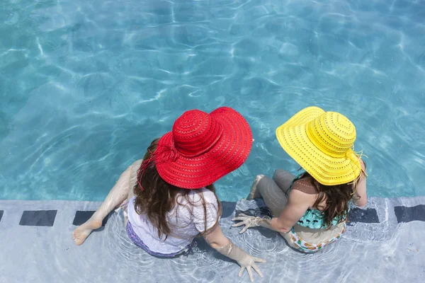 Girls Hats Pool Summer — Stock Photo, Image