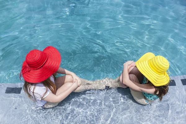 Kız şapka havuzu yaz — Stok fotoğraf