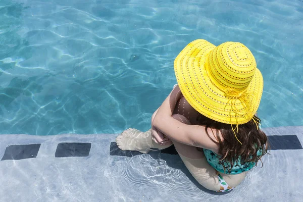 Girl Hat Swim Pool — Stock Photo, Image