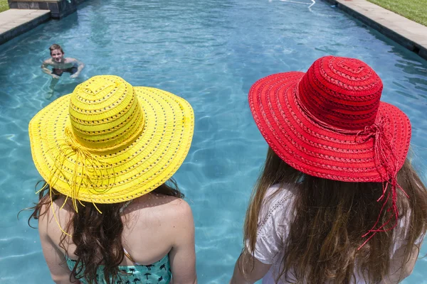 Girls Hats Boy  Pool Summer — Stock Photo, Image