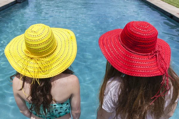 Girls Hats Pool Summer — Stock Photo, Image