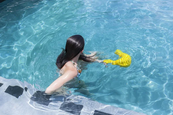 Chapeau jaune de natation fille — Photo